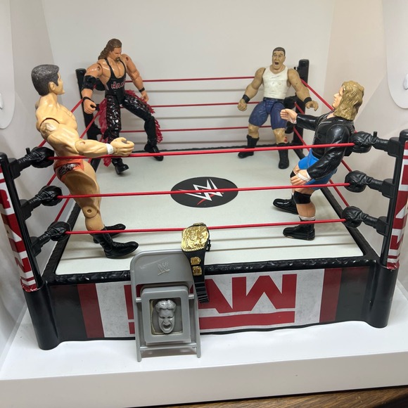 WWE Raw wrestling ring with accessories and 4 wrestlers - Picture 1 of 10